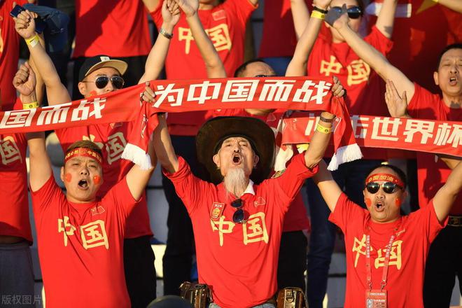球迷激情助威营造火热氛围
